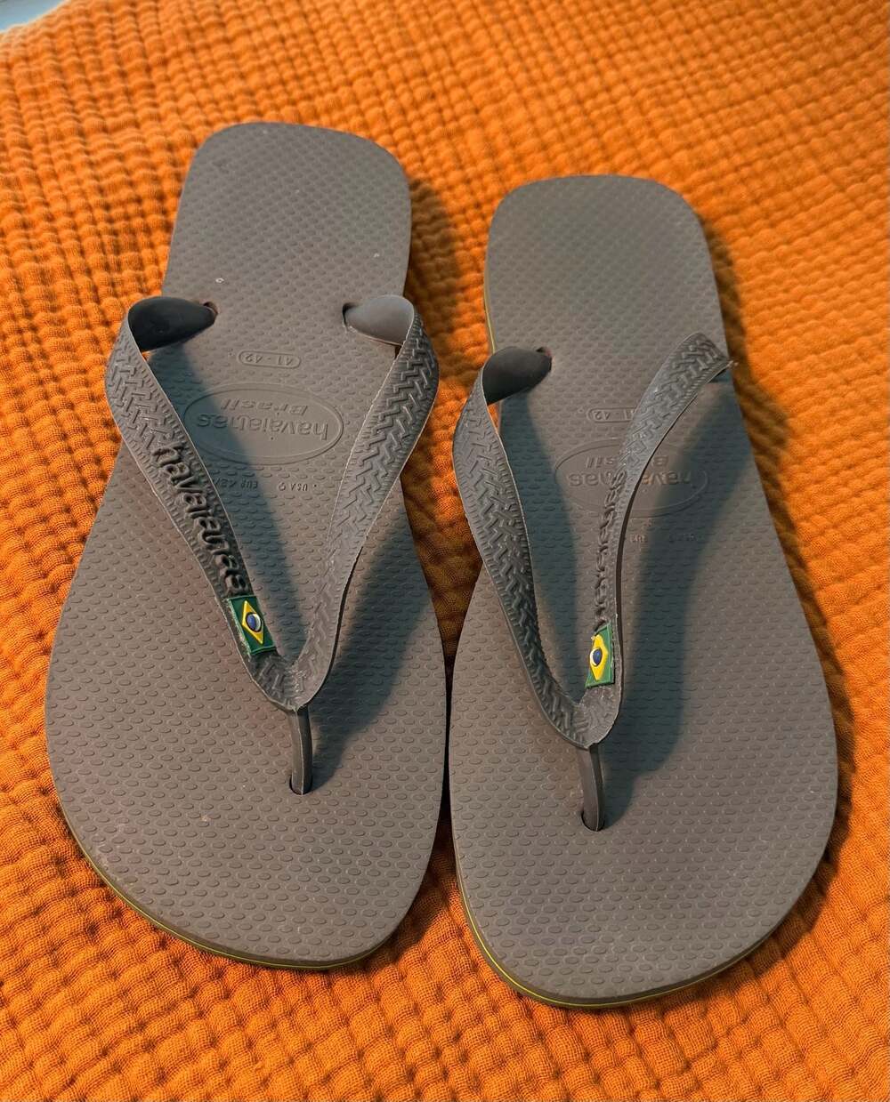 Havaianas Brasil Logo Flip-Flop Sandals in Steel Grey